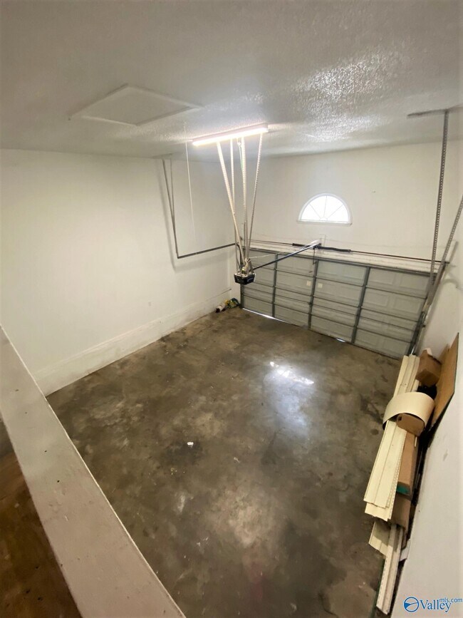 Building Photo - 523 Farmingdale Rd SE