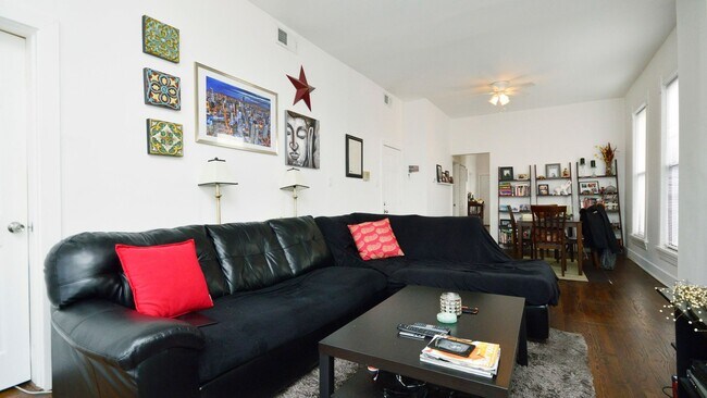 Building Photo - Large 2bd/ + Den/1bth Updated, in West Town, Avail 8/1!