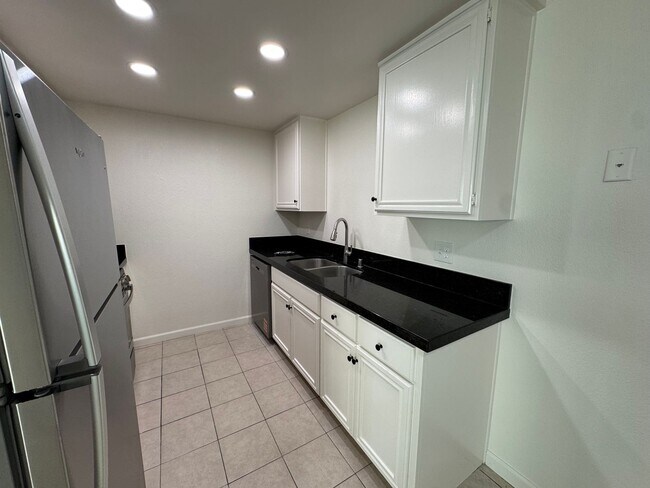 Building Photo - Grove Ave - IB