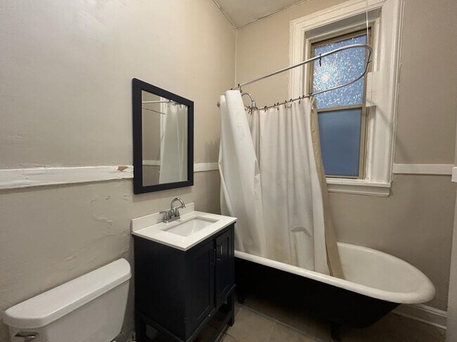 Building Photo - 3 bedroom in Chicago IL 60622