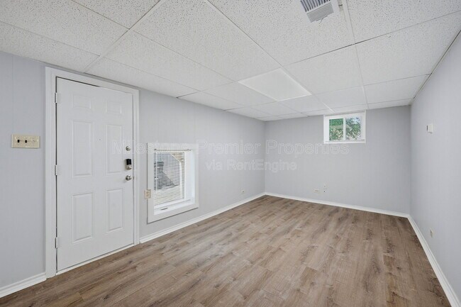 Building Photo - 310 S Barrett Ave