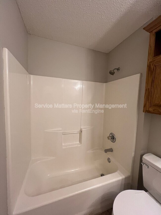 Building Photo - 5959 Sleepy Hollow Ct