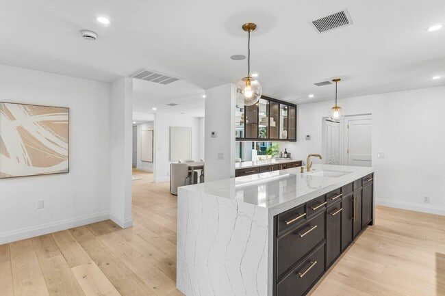 Building Photo - 735 NE 6th St