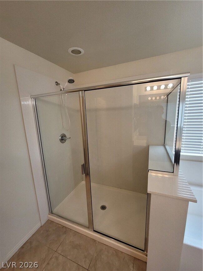 Building Photo - 2409 W Gilmore Ave