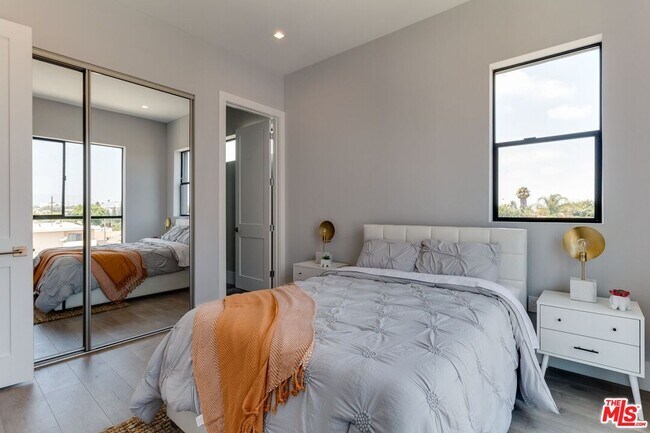 Building Photo - 4830 1/2 Pickford St