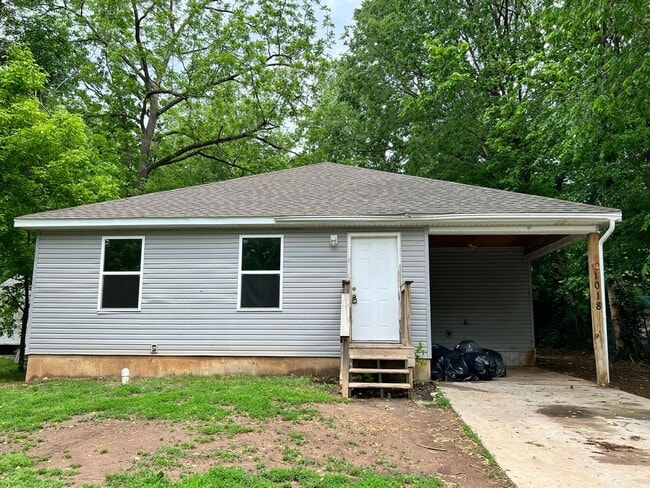 Primary Photo - 3 Bed 2 Bath House