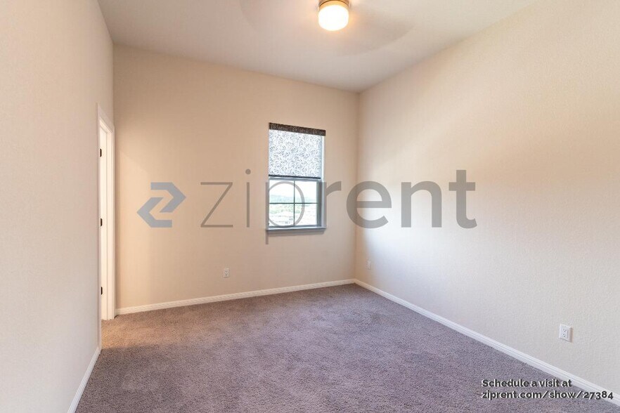 Building Photo - Unit