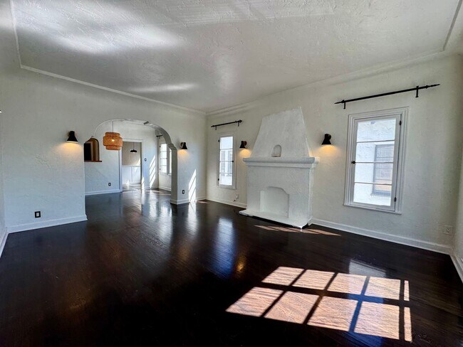 Building Photo - Gorgeous Remodeled Spanish 2+1.5 near the ...