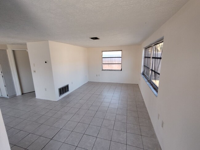 Building Photo - COMING SOON! 1/1 Apartment Close to Downto...