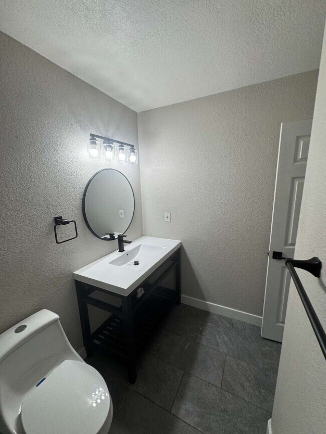 Building Photo - 2 Bed, 1 3/4 Bath Condo