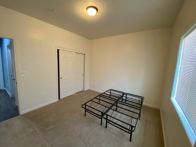 Building Photo - Newer home for rent in Visalia