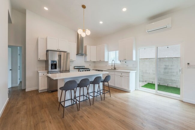 Building Photo - Warm & Inviting Hawthorne Home!