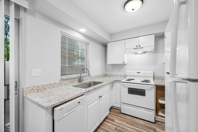 Building Photo - Renovated Seminole Heights Townhome with Laundry Included