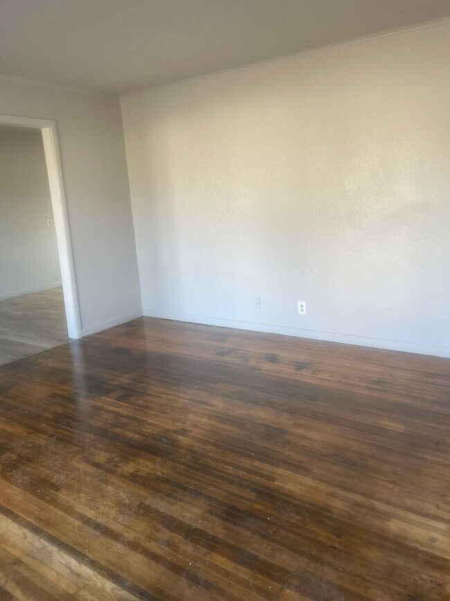 Building Photo - 3 bedroom plus garage