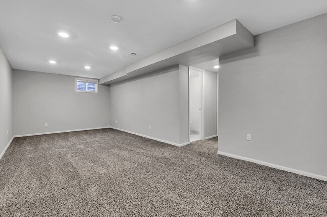 Building Photo - $3,000 - 3 Bed, 2.5 Bath Townhome with Fin...