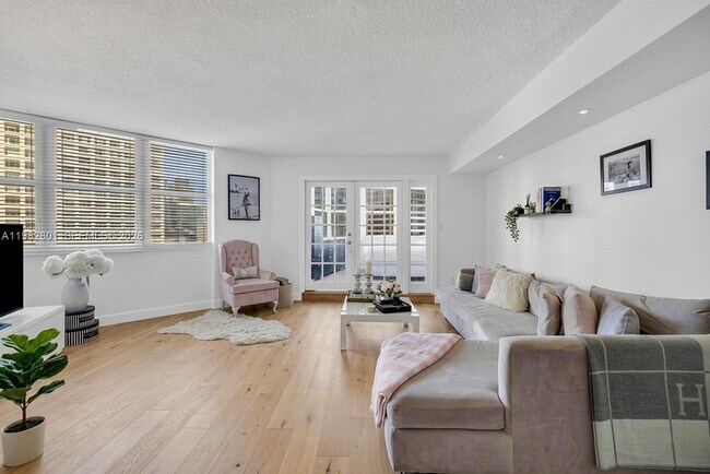 Building Photo - 801 Brickell Bay Dr