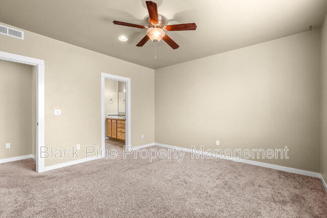 Building Photo - 1510 W Cactus St