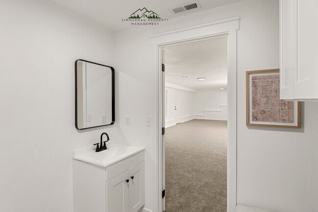 Building Photo - 4 bedroom 2.5 bathroom home with Panoramic views!