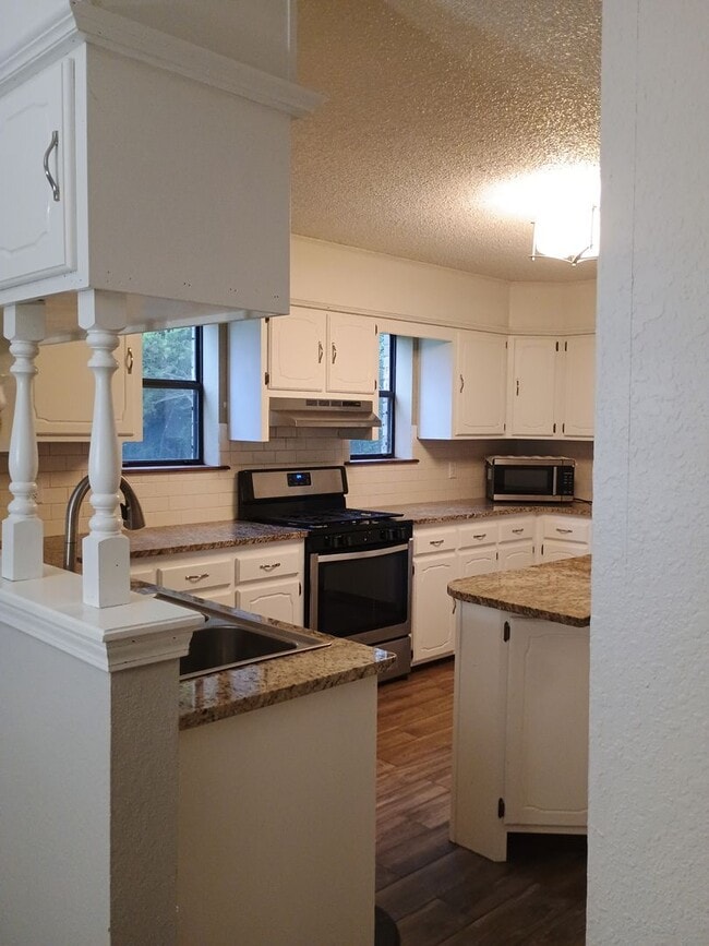 Building Photo - Country living at its BEST ! 3 bedroom 2 b...