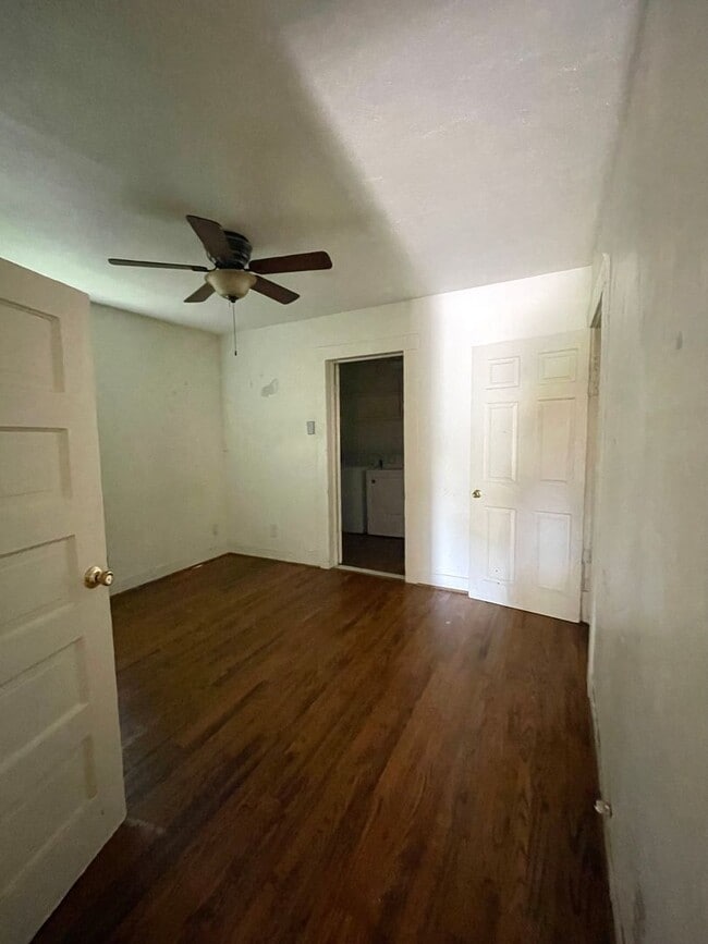 Building Photo - Cedar Crest Home 3 Bed, 1 Bath