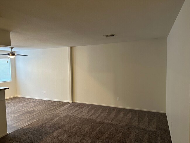 Building Photo - 3 Bedroom Townhouse!! in Gated Community!!...