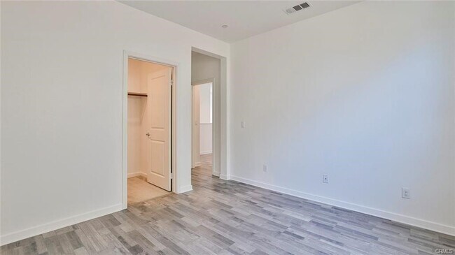 Building Photo - 2832 E Clementine Dr