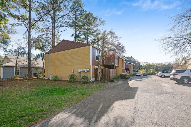 Building Photo - 2 Bed 1.5 Bath Condo