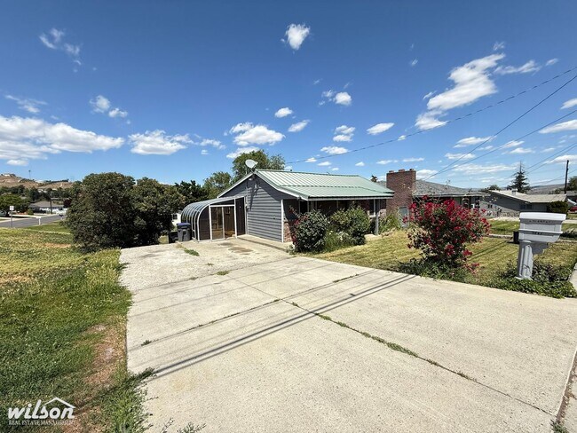 Building Photo - Large 3bd/1.5ba House in Selah, WA with a ...
