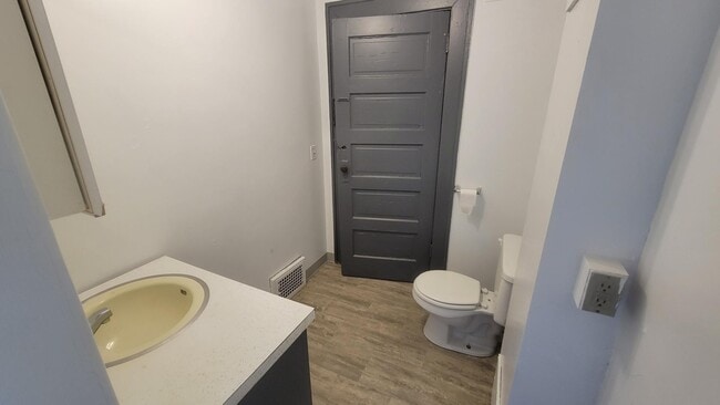 Building Photo - 20 N Willow St