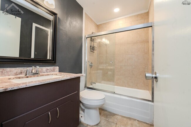 Building Photo - 1603 Karen Ln