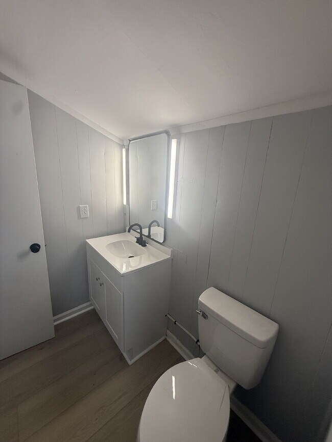 Building Photo - 2 bedroom 1 bath Home in Hurt VA with large yard just minutes to downtown Altavista.