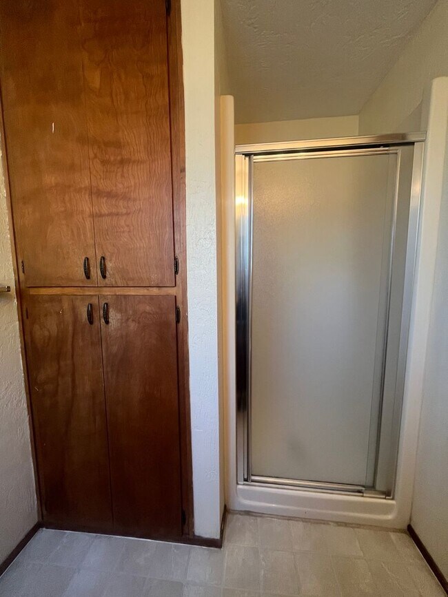 Building Photo - 3-Bedroom 2-Bathroom Single family home in...