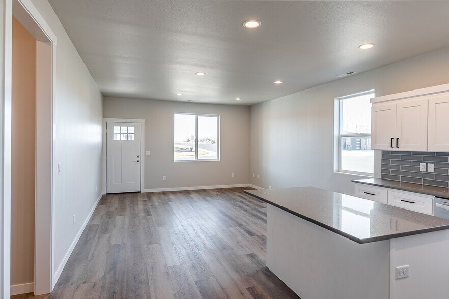 Building Photo - 4075 Quinn Dr NE