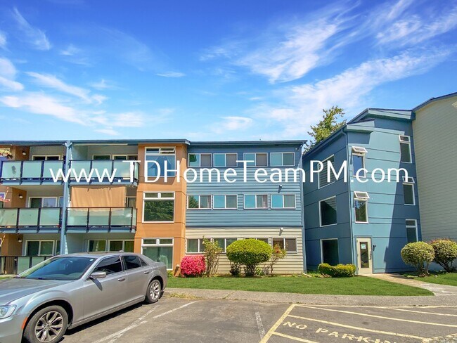 Building Photo - "Chic 2-Bed Condo with Scenic Views & Gran...