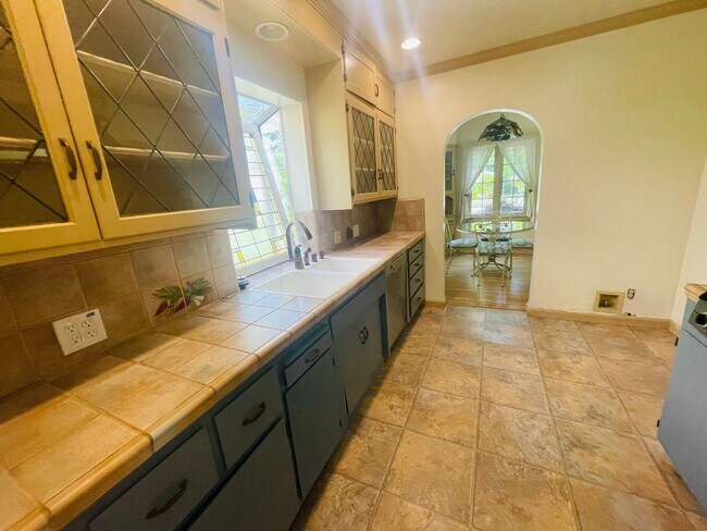Building Photo - Gorgeous 3bed/2bath home in East Sac