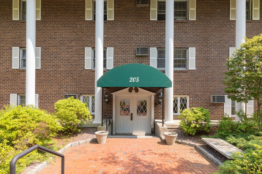 Building Photo - 205 Great Rd