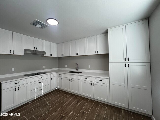 Building Photo - 6240 N 31st Ave