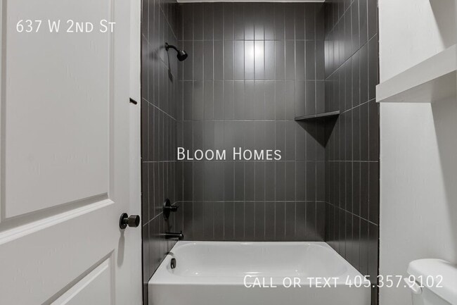 Building Photo - 637 W 2nd St