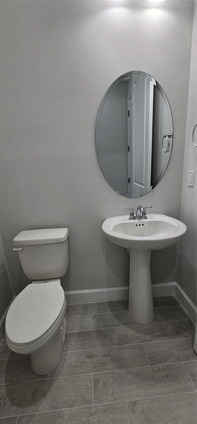 Building Photo - 5461 Empire Dr