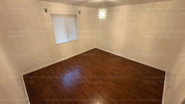 Building Photo - 3 bedroom 2 bathroom home with pool and near shopping centers.