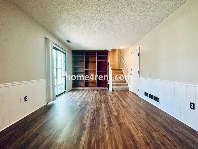 Building Photo - Beautiful Overland Park Home!