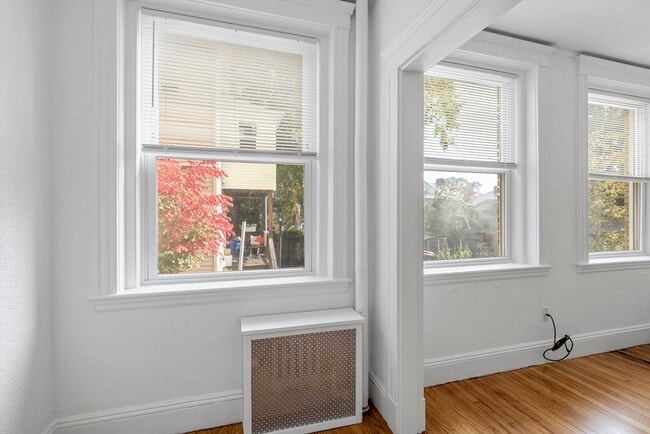 Building Photo - 170 Maple St