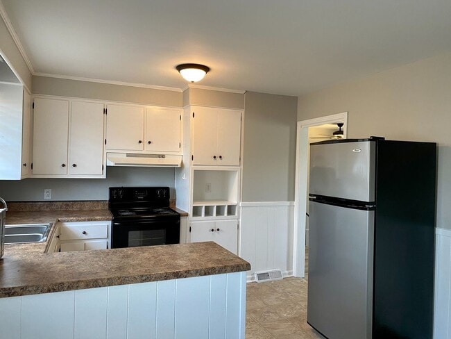 Building Photo - Location Location Location!!! 4bdr/2ba Split Level near Clarksville County Club!!