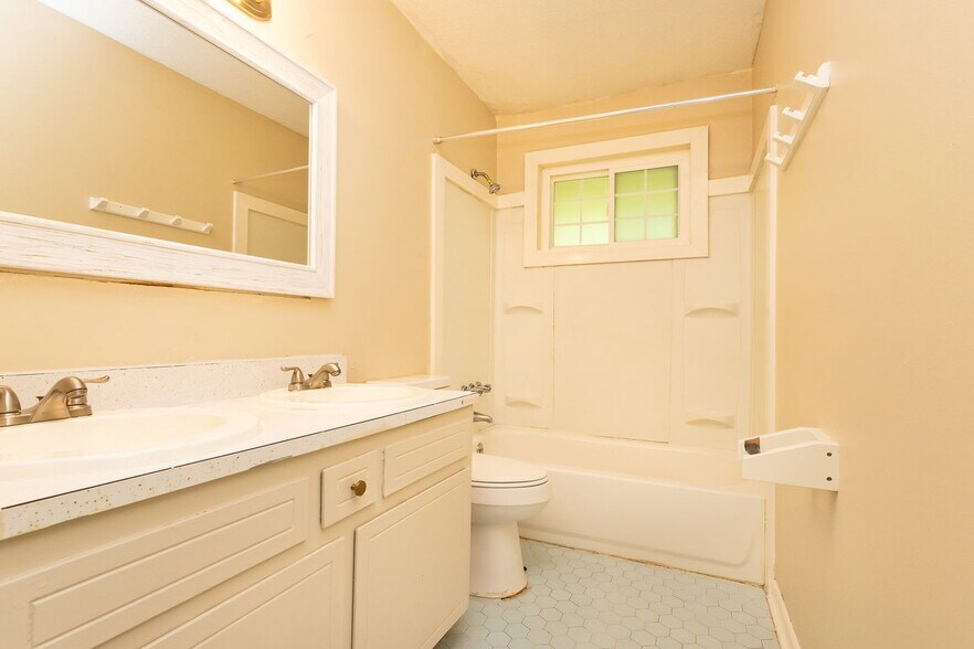 Building Photo - 3973 Teakwood Dr