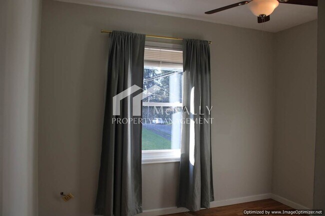 Building Photo - 3-Bedroom Split-Level Home with Garage