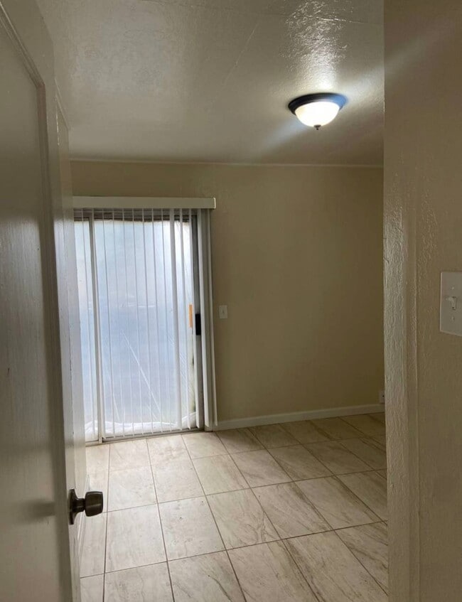 Building Photo - 505 N Valencia Blvd