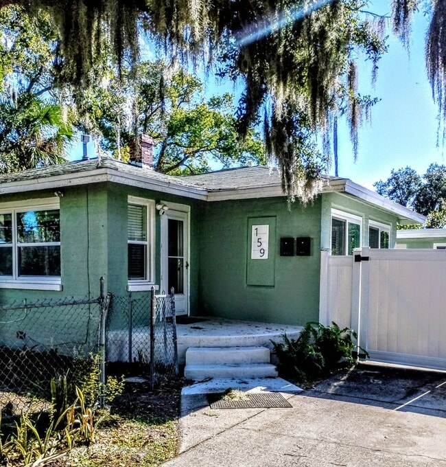 Building Photo - Daytona Beach Bungalow, with Guest House