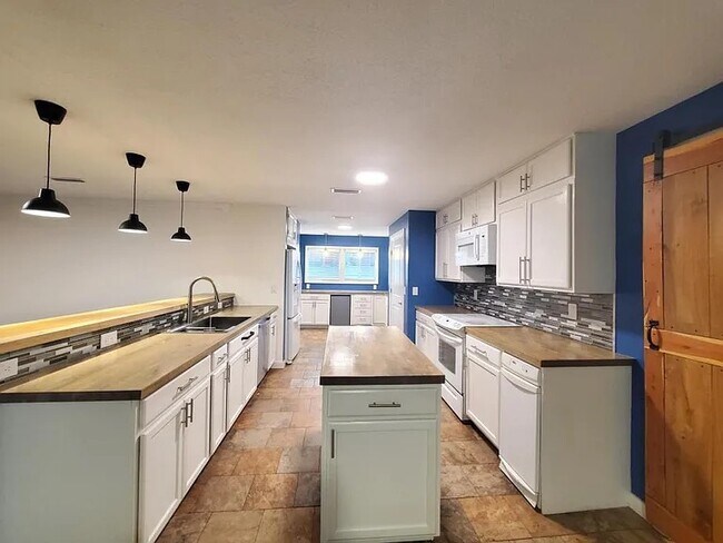 Building Photo - 504 Robin Ln