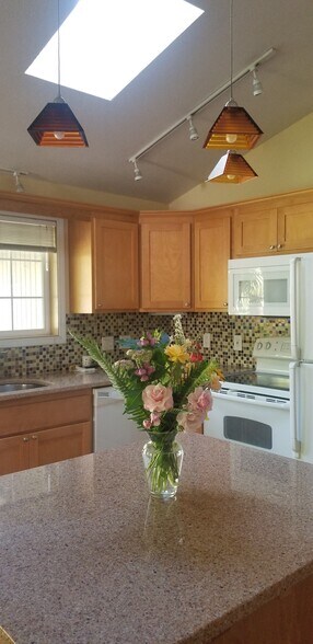 Building Photo - 885 Randall St