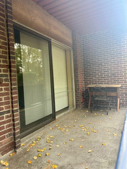 Building Photo - 32 Whites Ave